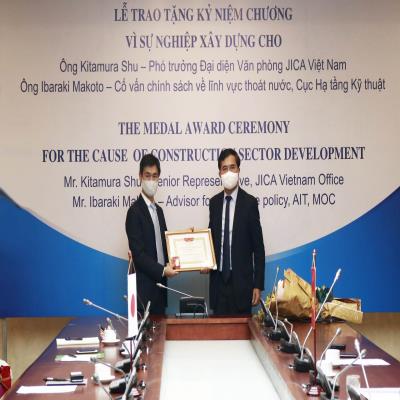 Trao tặng Kỷ niệm chương Vì sự nghiệp Xây dựng cho Phó trưởng Đại diện Văn phòng JICA tại Việt Nam và chuyên gia Nhật Bản
